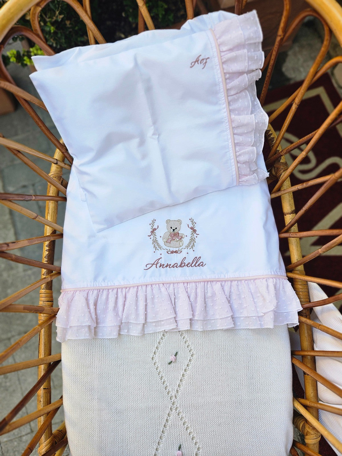 Copertina neonato in lana con traforo centrale e fiorellini