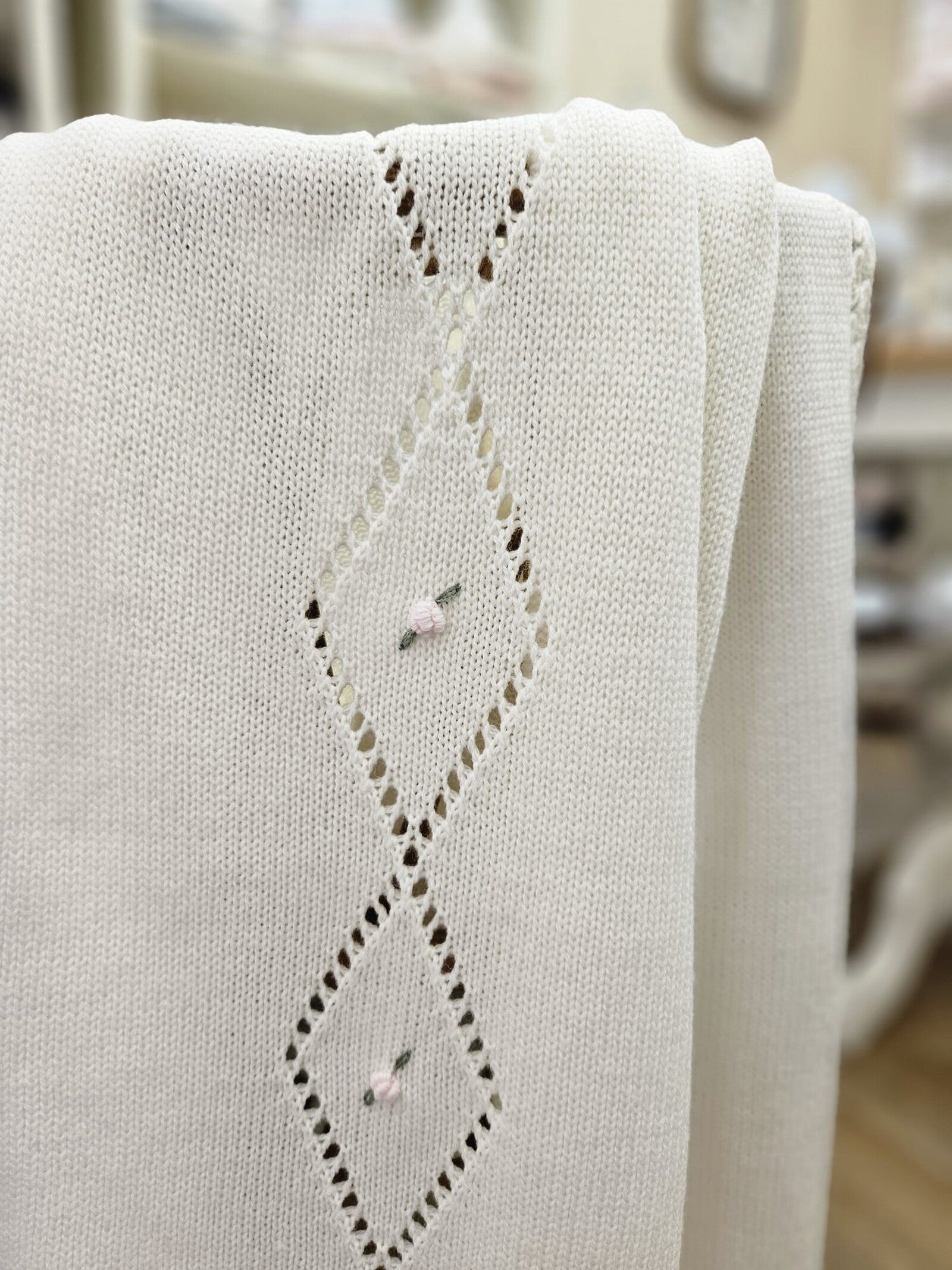 Copertina neonato in lana con traforo centrale e fiorellini