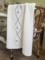 Copertina neonato in lana con traforo centrale e fiorellini