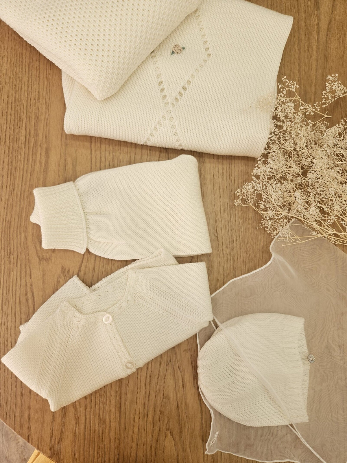 Copertina neonato in lana con traforo centrale e fiorellini