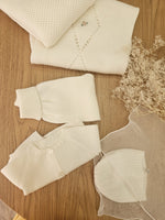 Copertina neonato in lana con traforo centrale e fiorellini