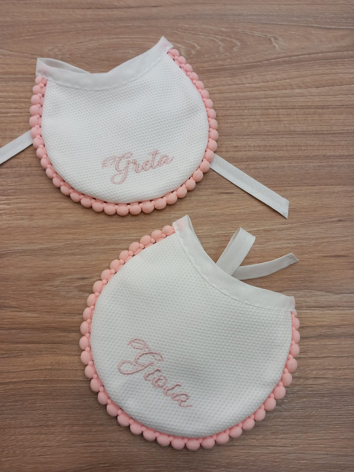 Bavaglino baby love con nome o iniziali e pon pon