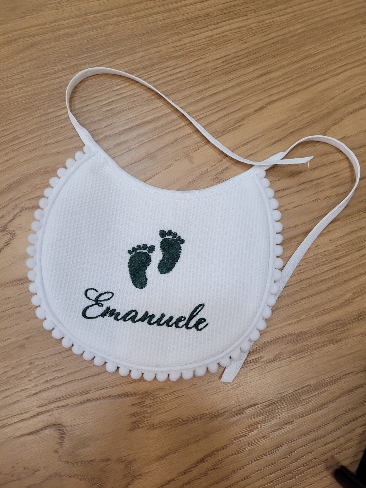 Bavaglino baby love con nome o iniziali e pon pon