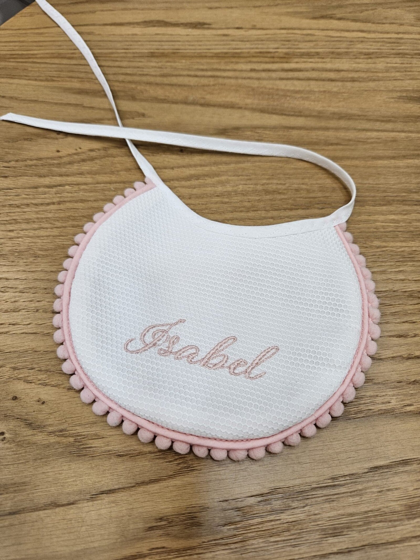 Bavaglino baby love con nome o iniziali e pon pon