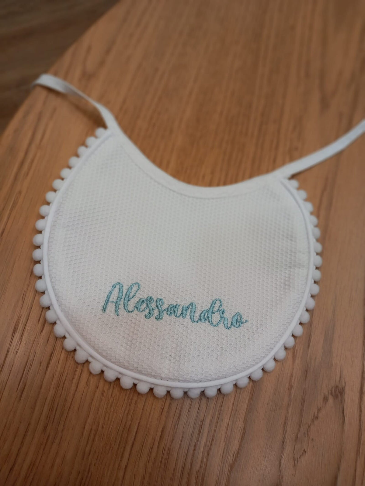 Bavaglino baby love con nome o iniziali e pon pon