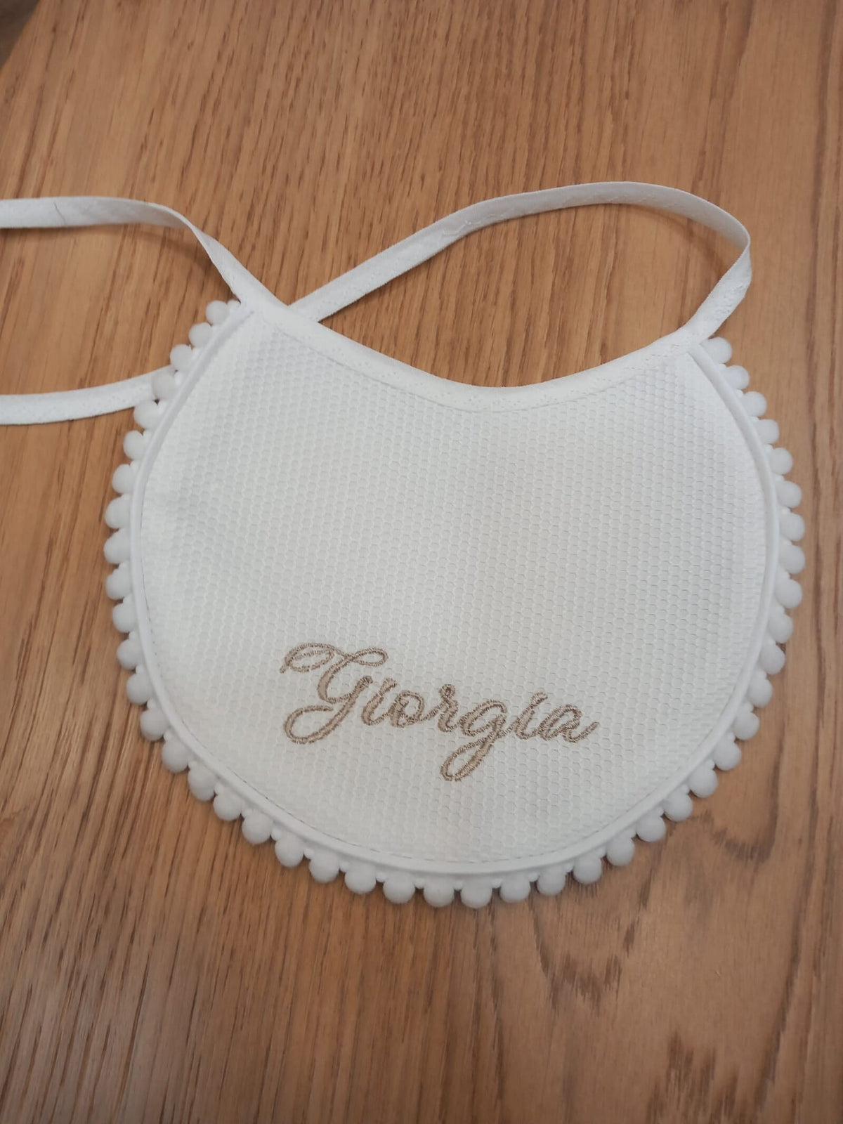 Bavaglino baby love con nome o iniziali e pon pon