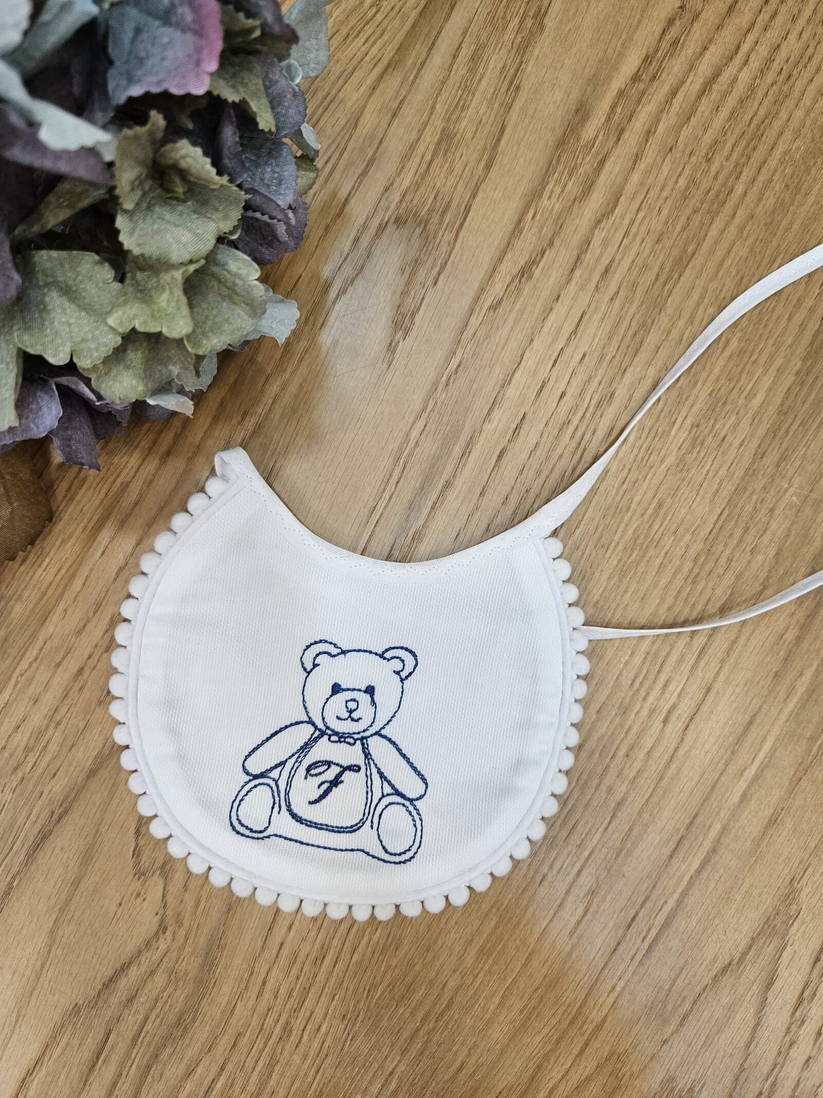 Bavaglino baby love con nome o iniziali e pon pon