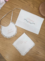 Bavaglino e fazzoletto battesimale con pizzo