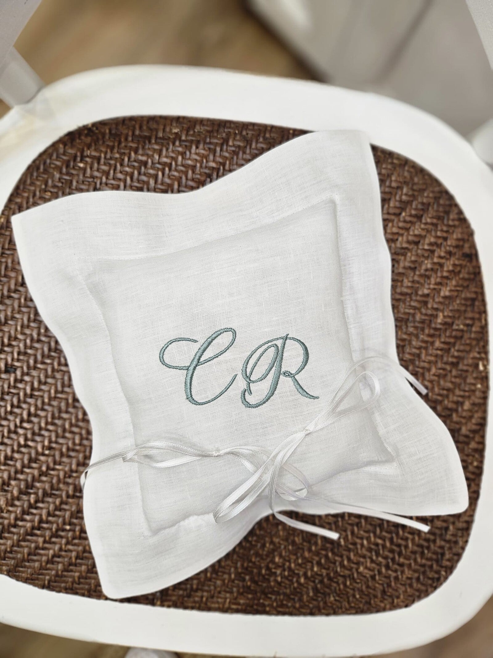 Cuscino portafedi in puro lino bianco