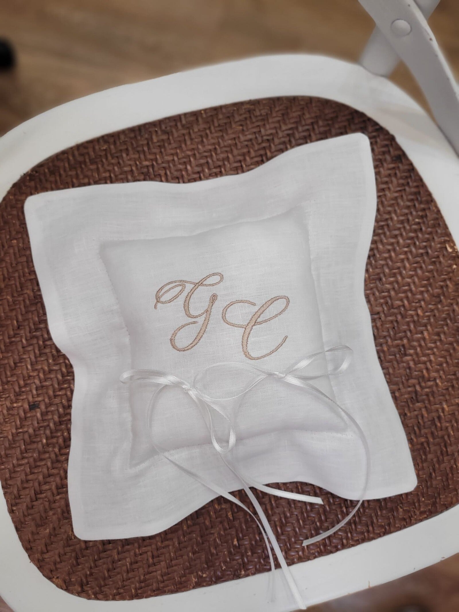 Cuscino portafedi in puro lino bianco