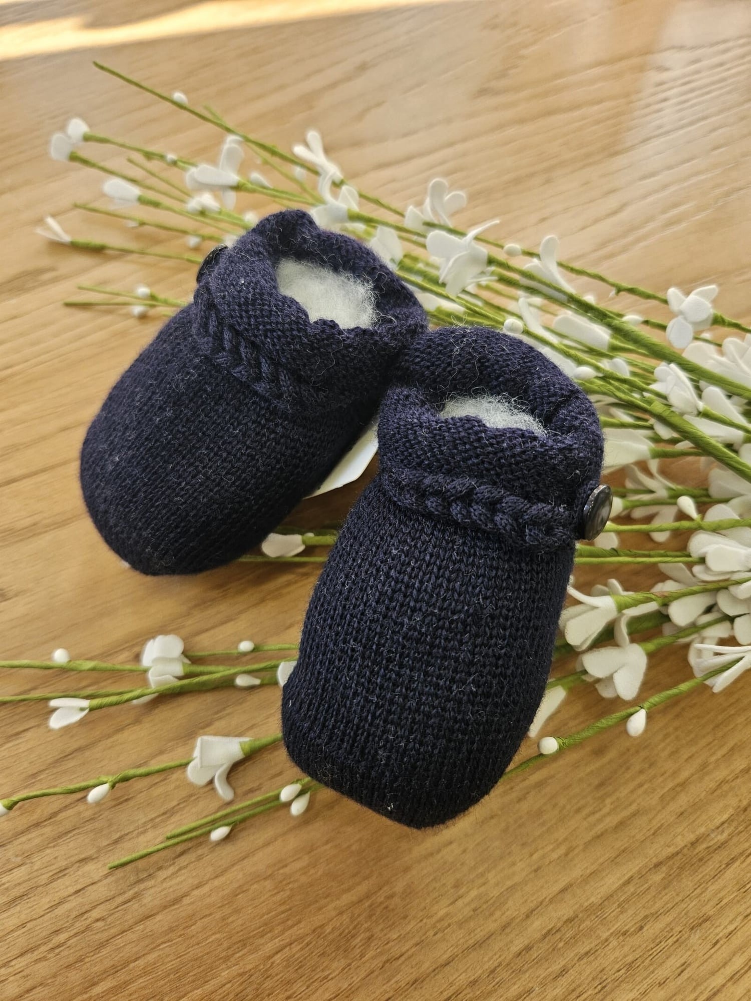 Scarpine neonato in lana blu con treccina e bottoncino