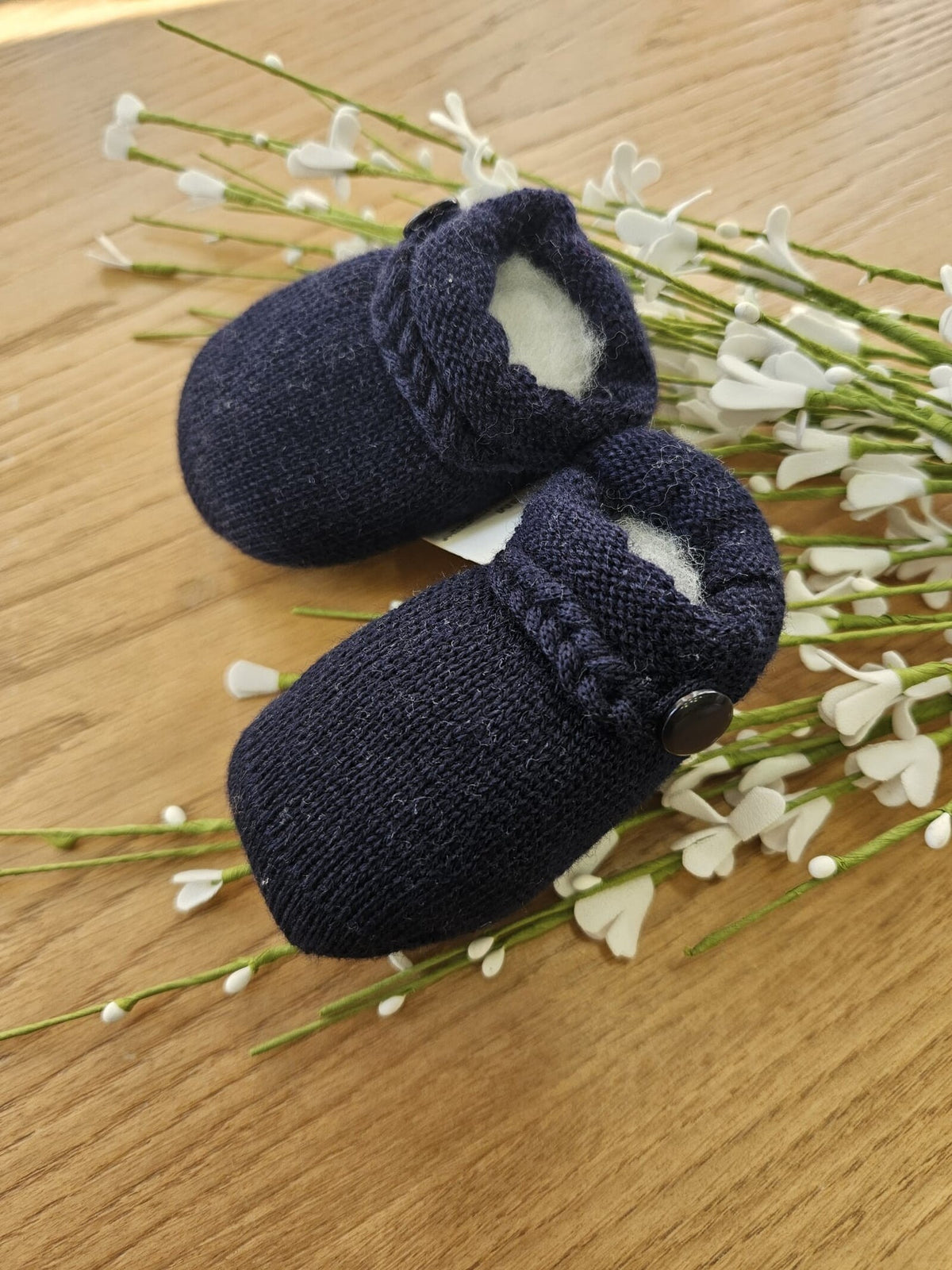 Scarpine neonato in lana blu con treccina e bottoncino