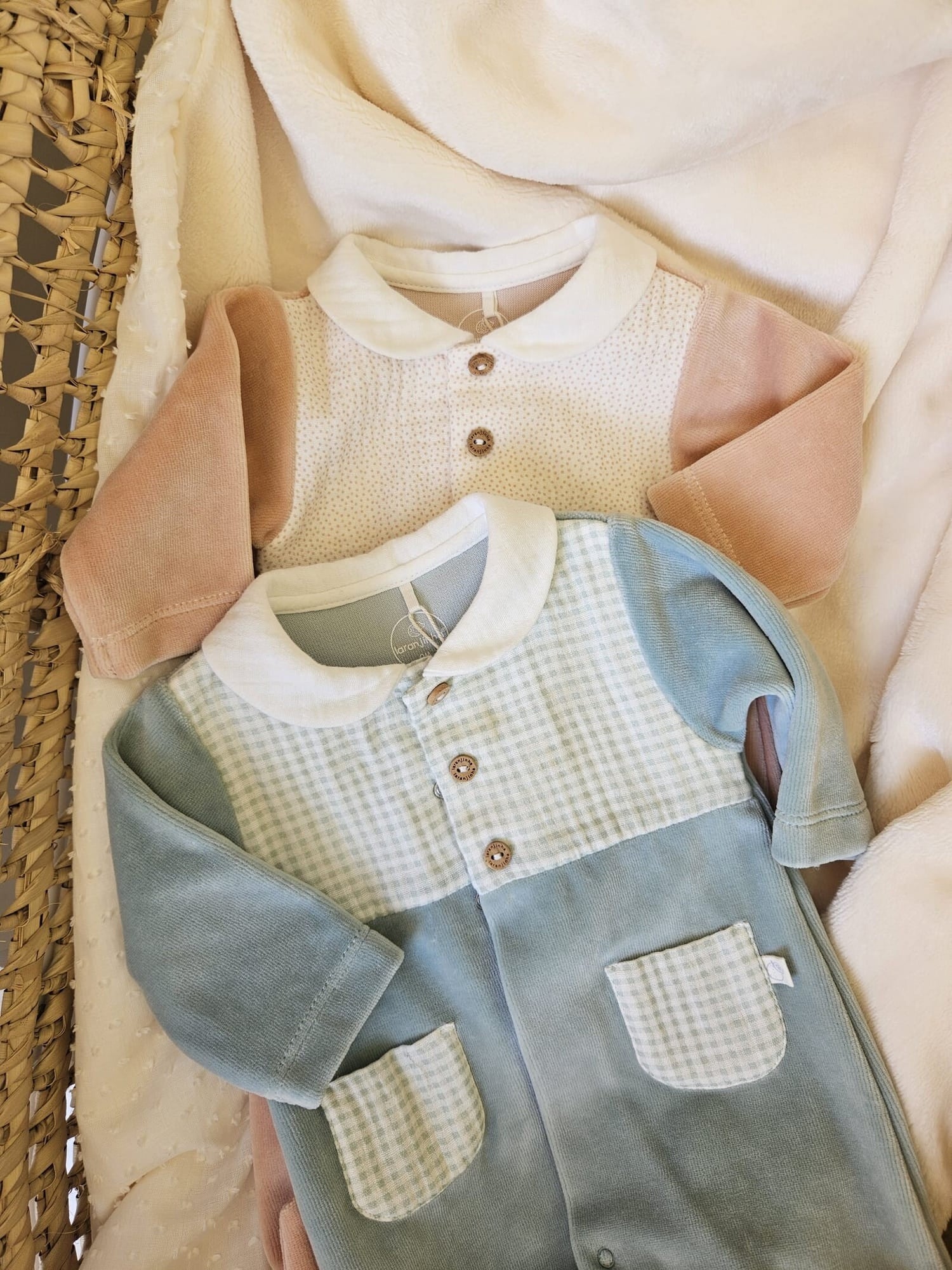 Tutina in velluto con dettagli in tessuto a fantasia