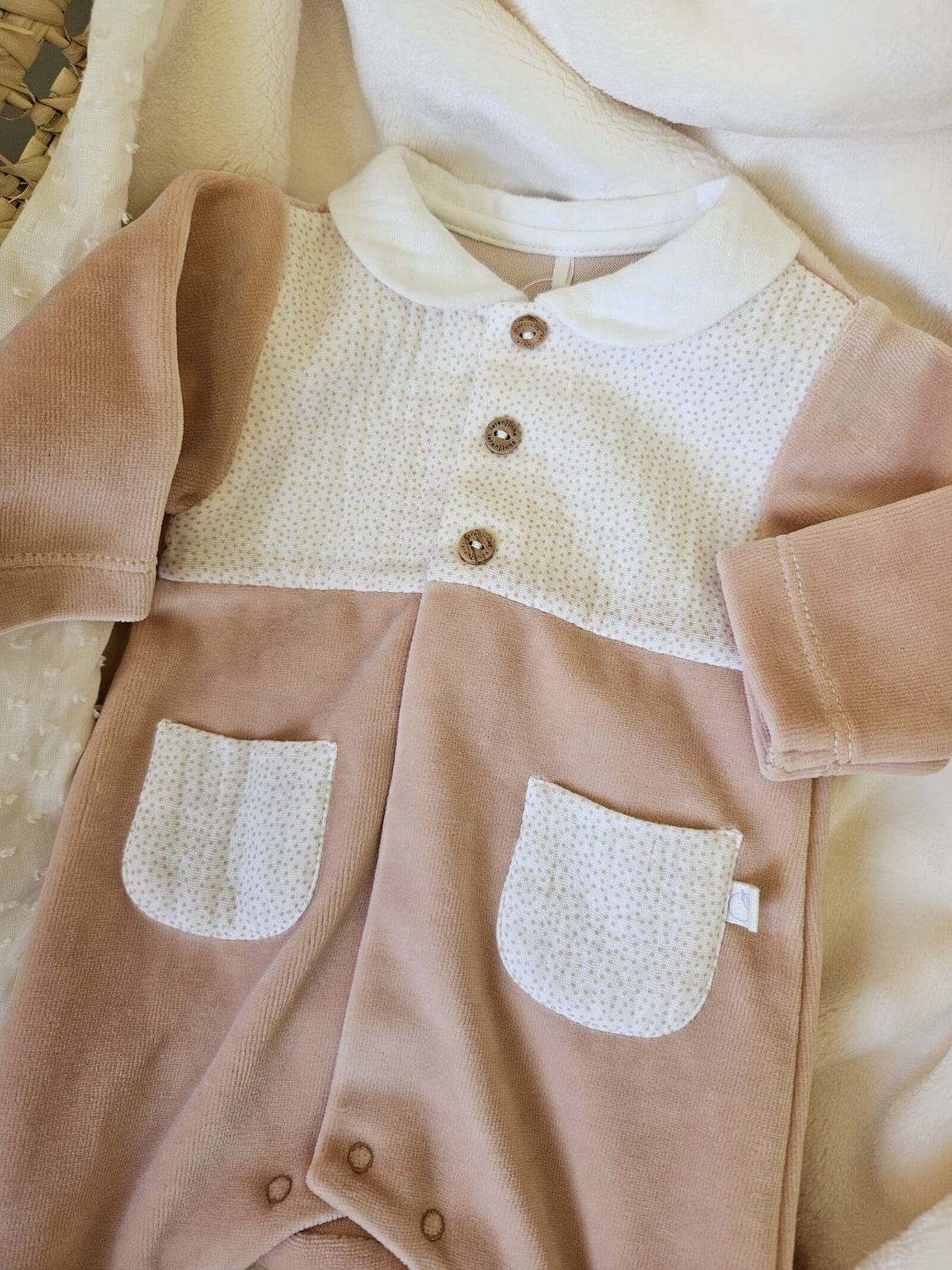 Tutina in velluto con dettagli in tessuto a fantasia