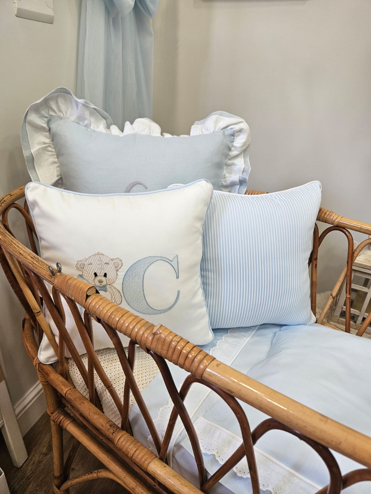 Cuscino in cotone con ricamo di orsetto ed iniziale