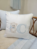 Cuscino in cotone con ricamo di orsetto ed iniziale