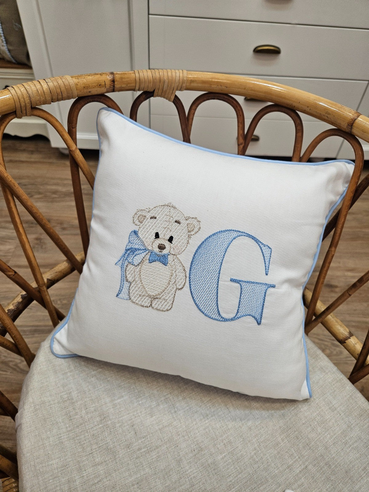 Cuscino in cotone con ricamo di orsetto ed iniziale