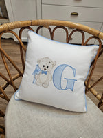 Cuscino in cotone con ricamo di orsetto ed iniziale