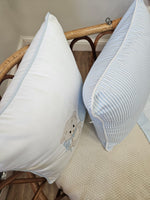 Cuscino in cotone con ricamo di orsetto ed iniziale