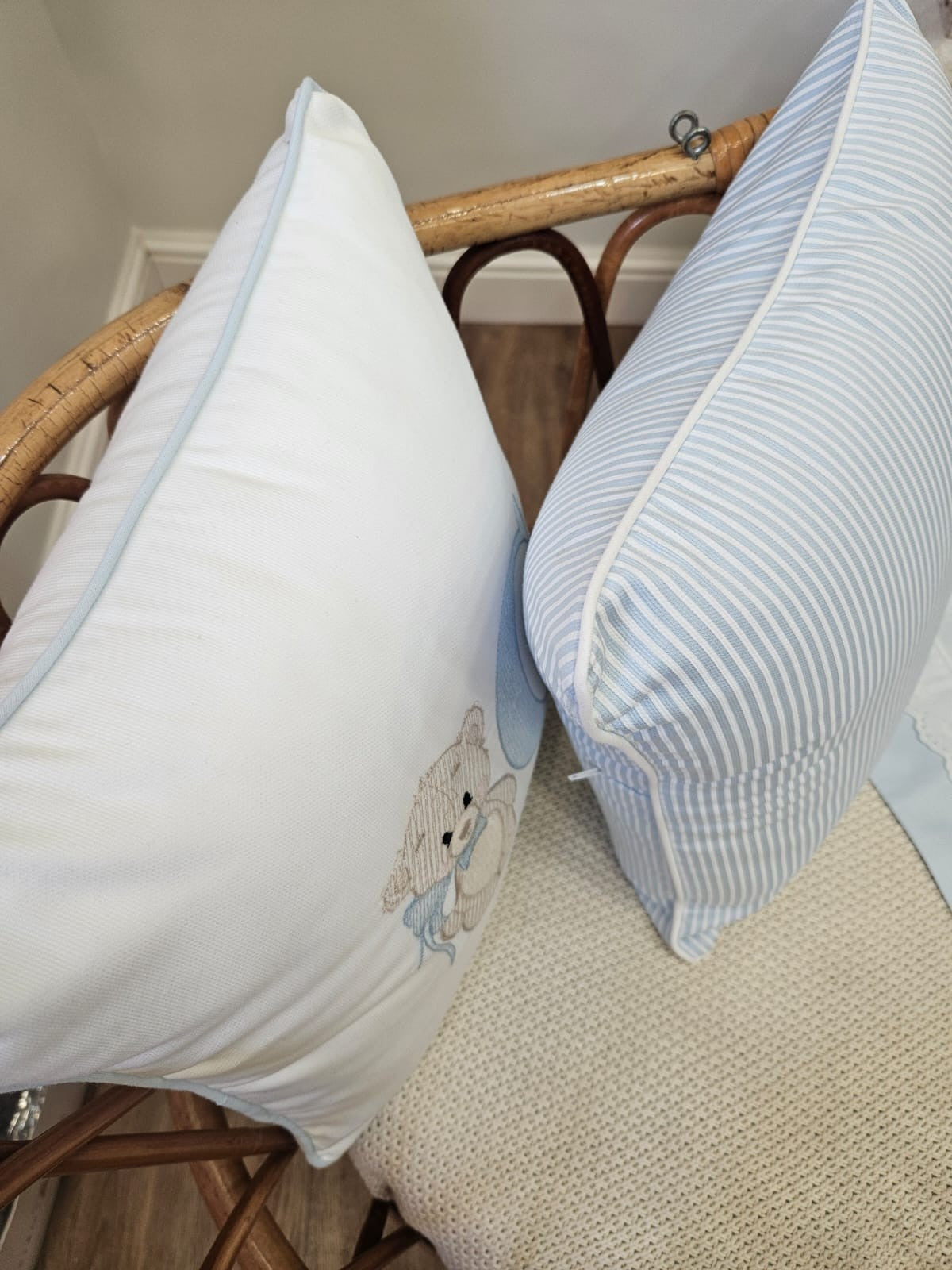 Cuscino in cotone con ricamo di orsetto ed iniziale