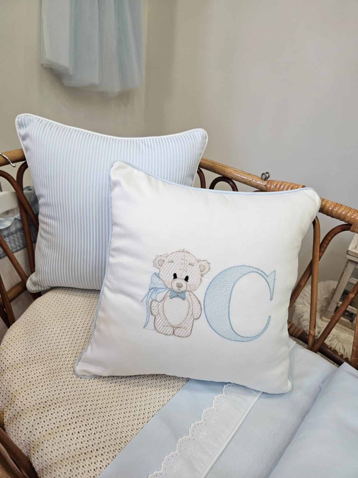 Cuscino in cotone con ricamo di orsetto ed iniziale