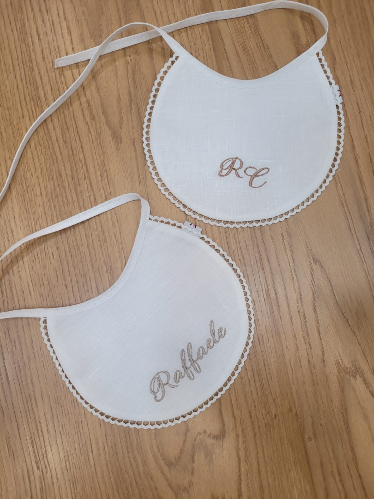 Coppia di Bavaglini Neonati in lino personalizzati