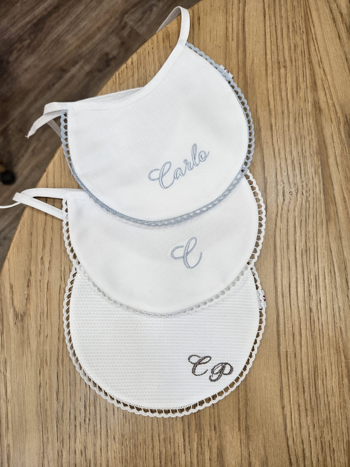 Tre bavaglini in puro lino bianco con merlettino