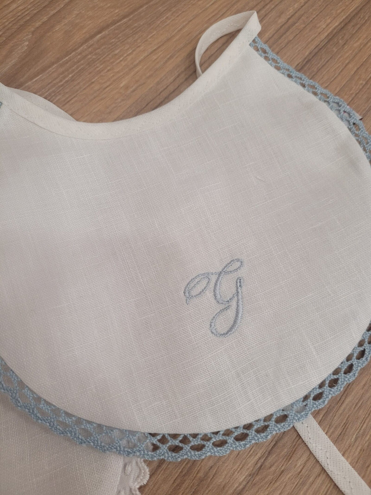 Tre bavaglini in puro lino bianco con merlettino