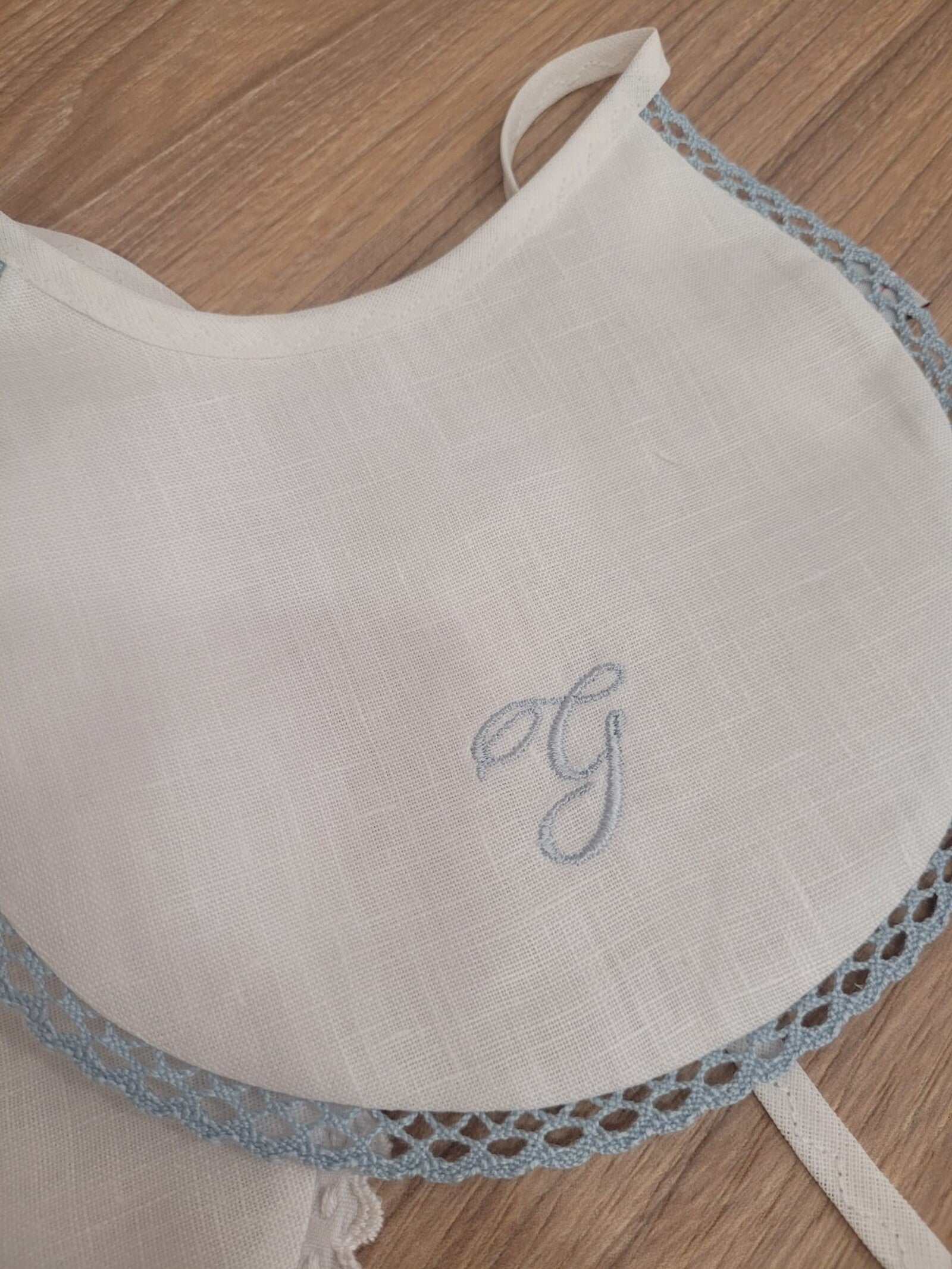 Tre bavaglini in puro lino bianco con merlettino