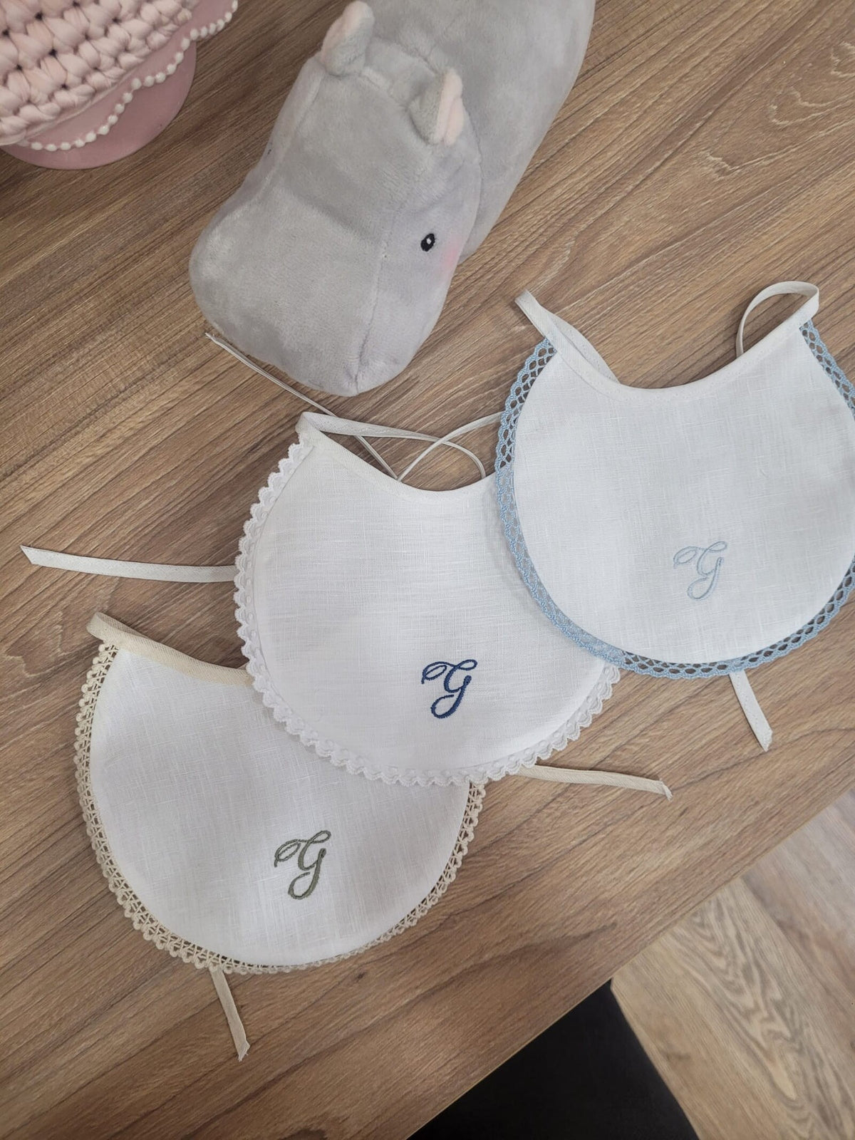 Tre bavaglini in puro lino bianco con merlettino