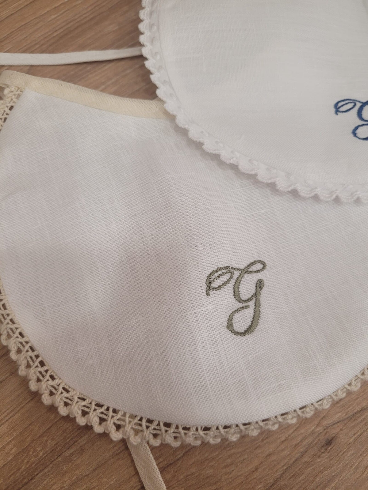 Tre bavaglini in puro lino bianco con merlettino