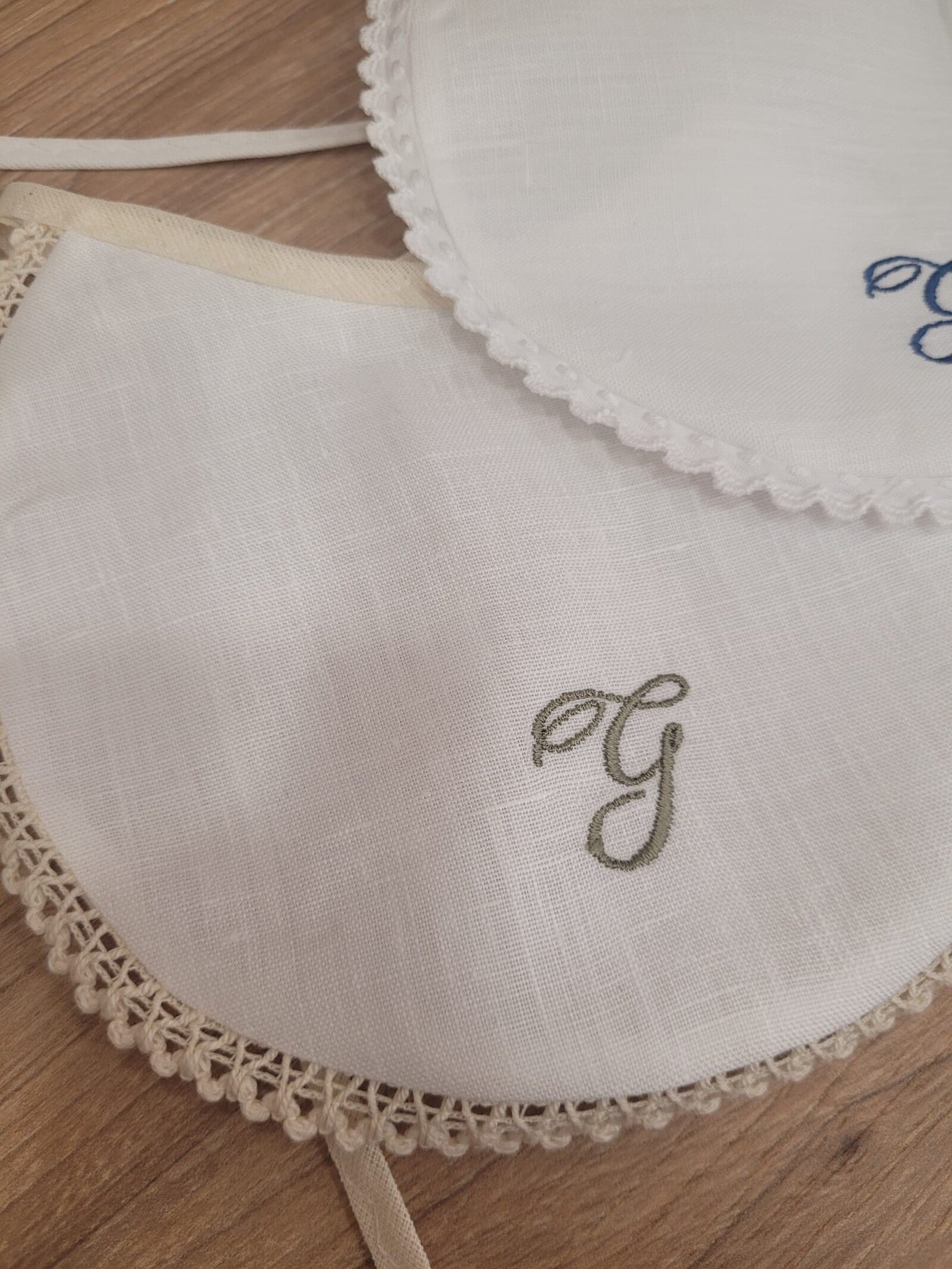 Tre bavaglini in puro lino bianco con merlettino