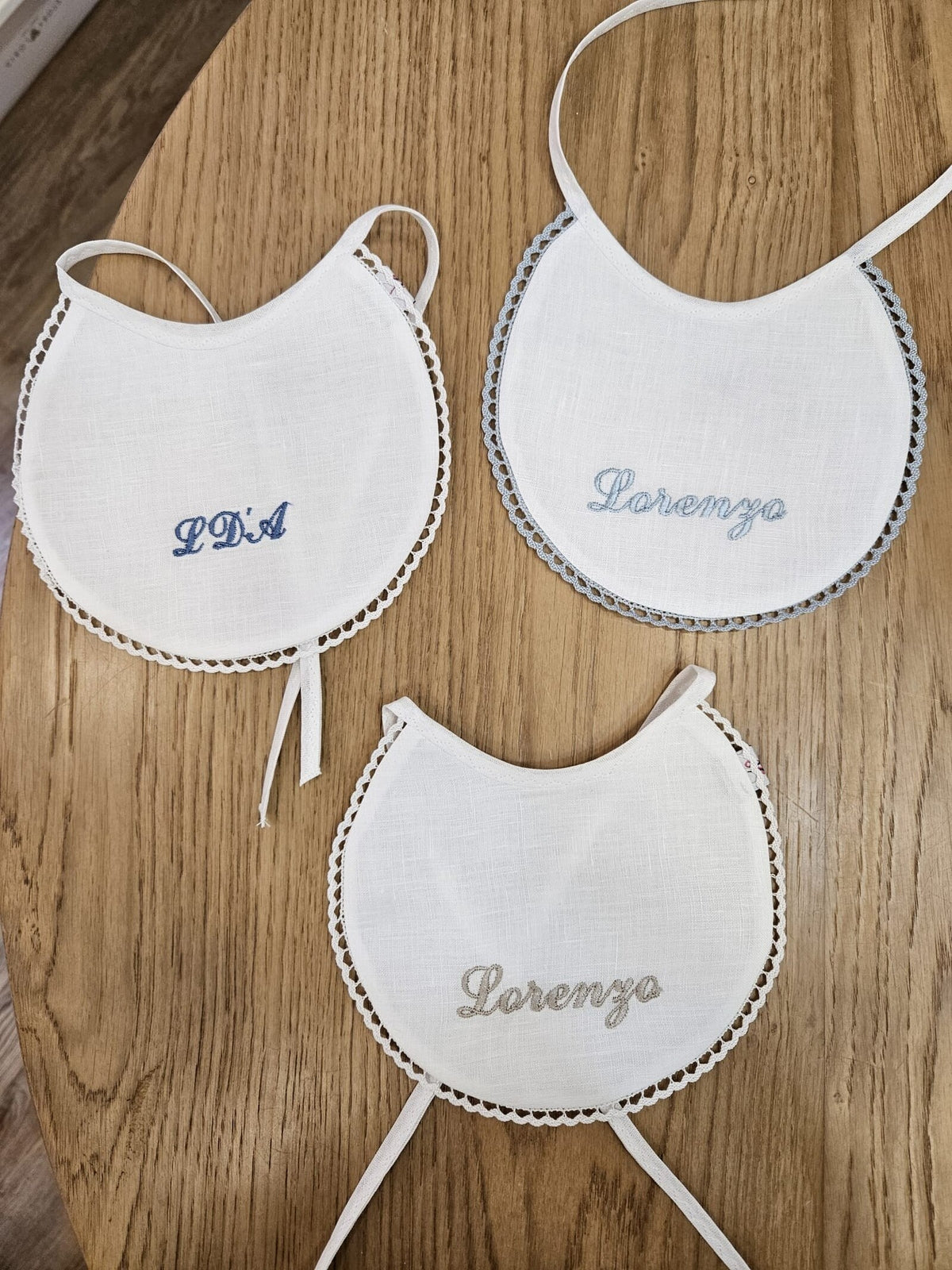 Bavaglino in lino con merlettino