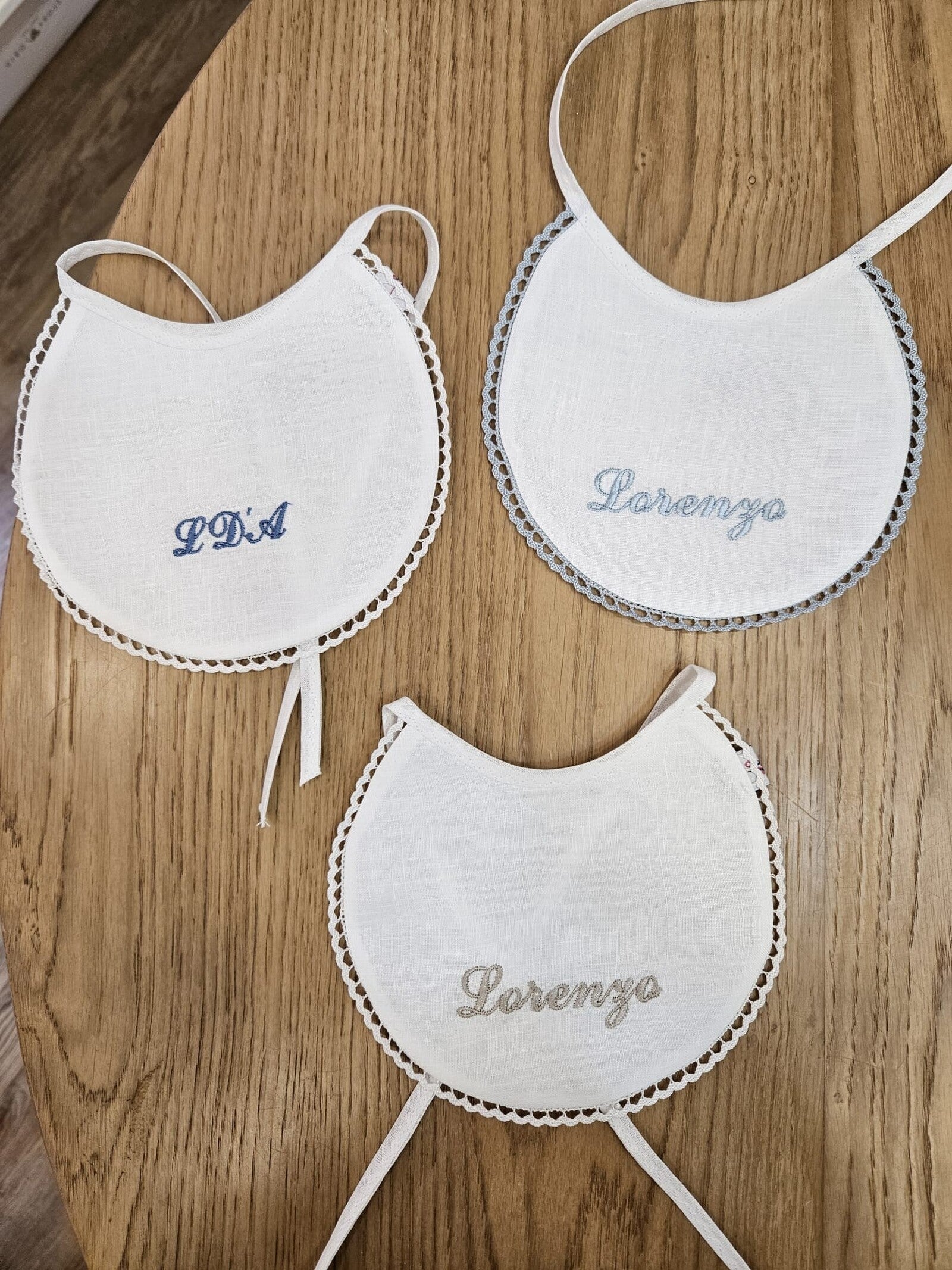 Bavaglino in lino con merlettino