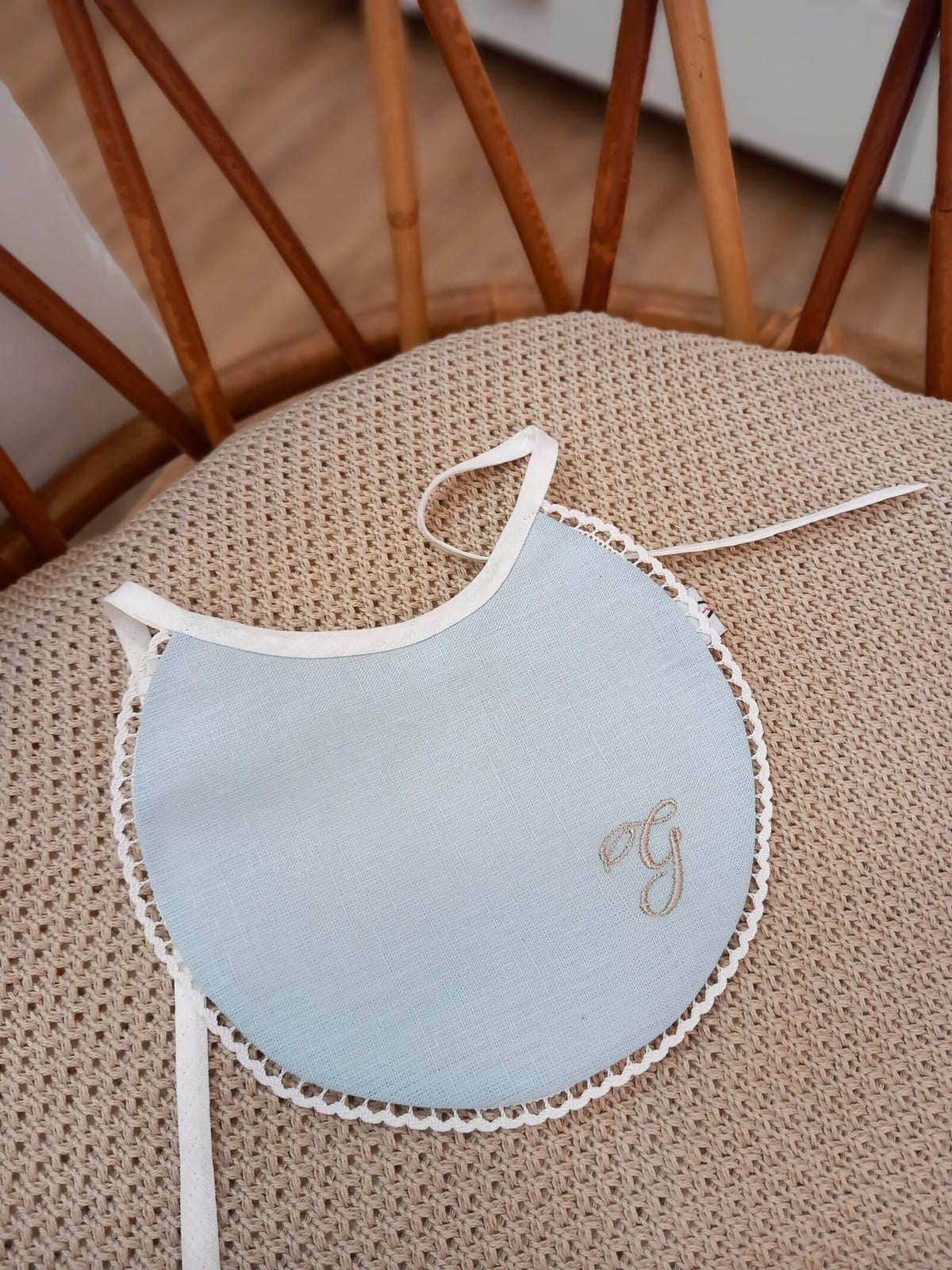 Bavaglino in lino con merlettino