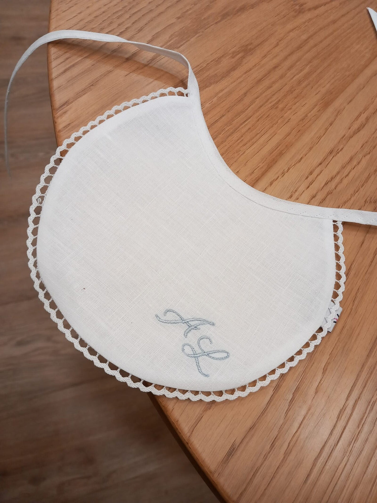 Bavaglino in lino con merlettino