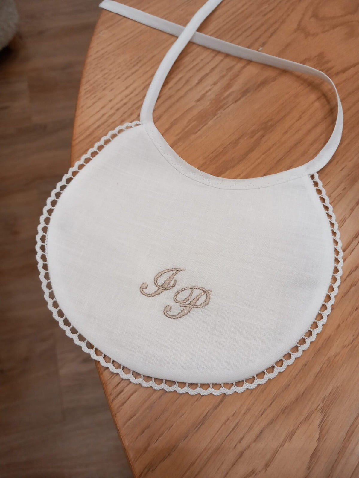 Bavaglino in lino con merlettino