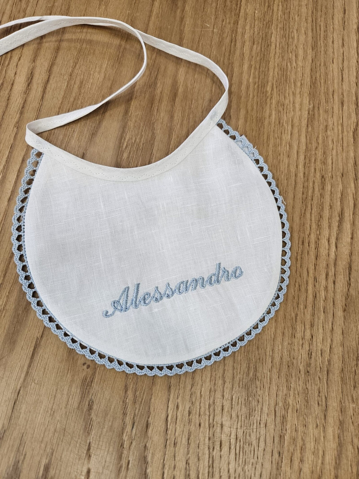 Bavaglino in lino con merlettino