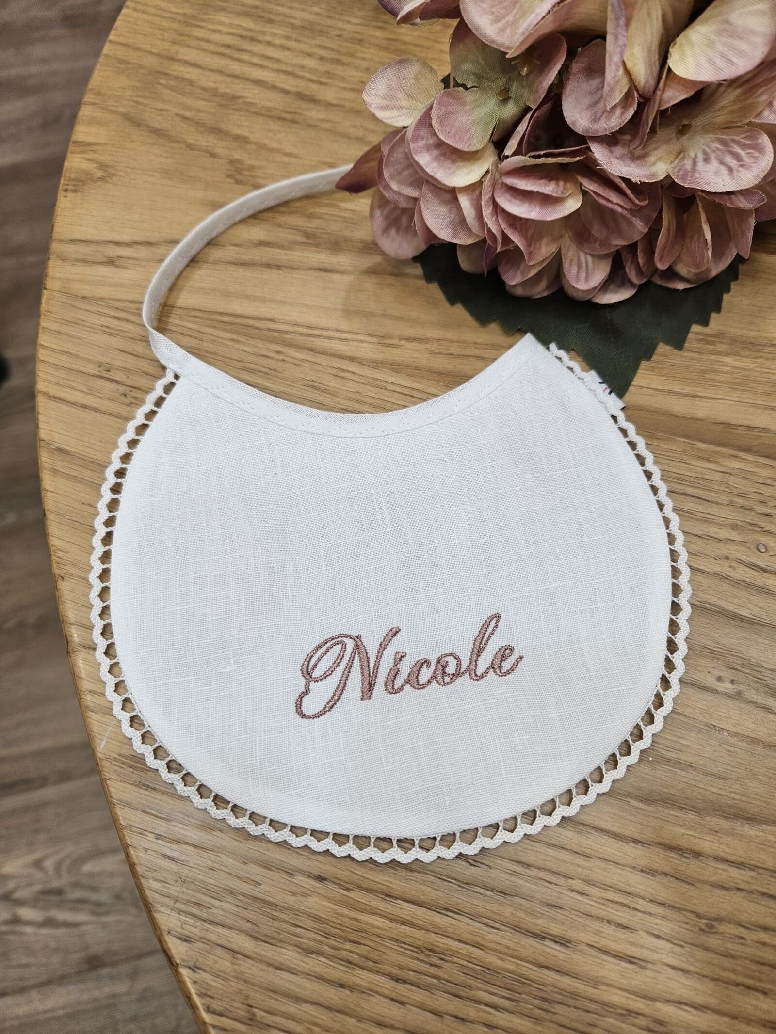 Bavaglino in lino con merlettino