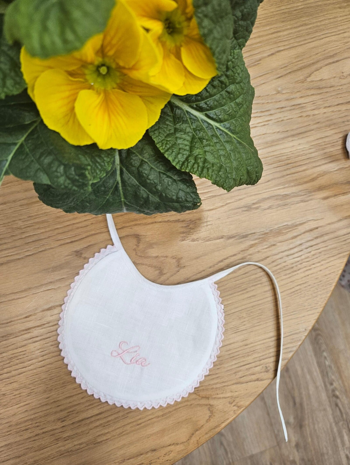 Bavaglino bianco con merlettino margheritina