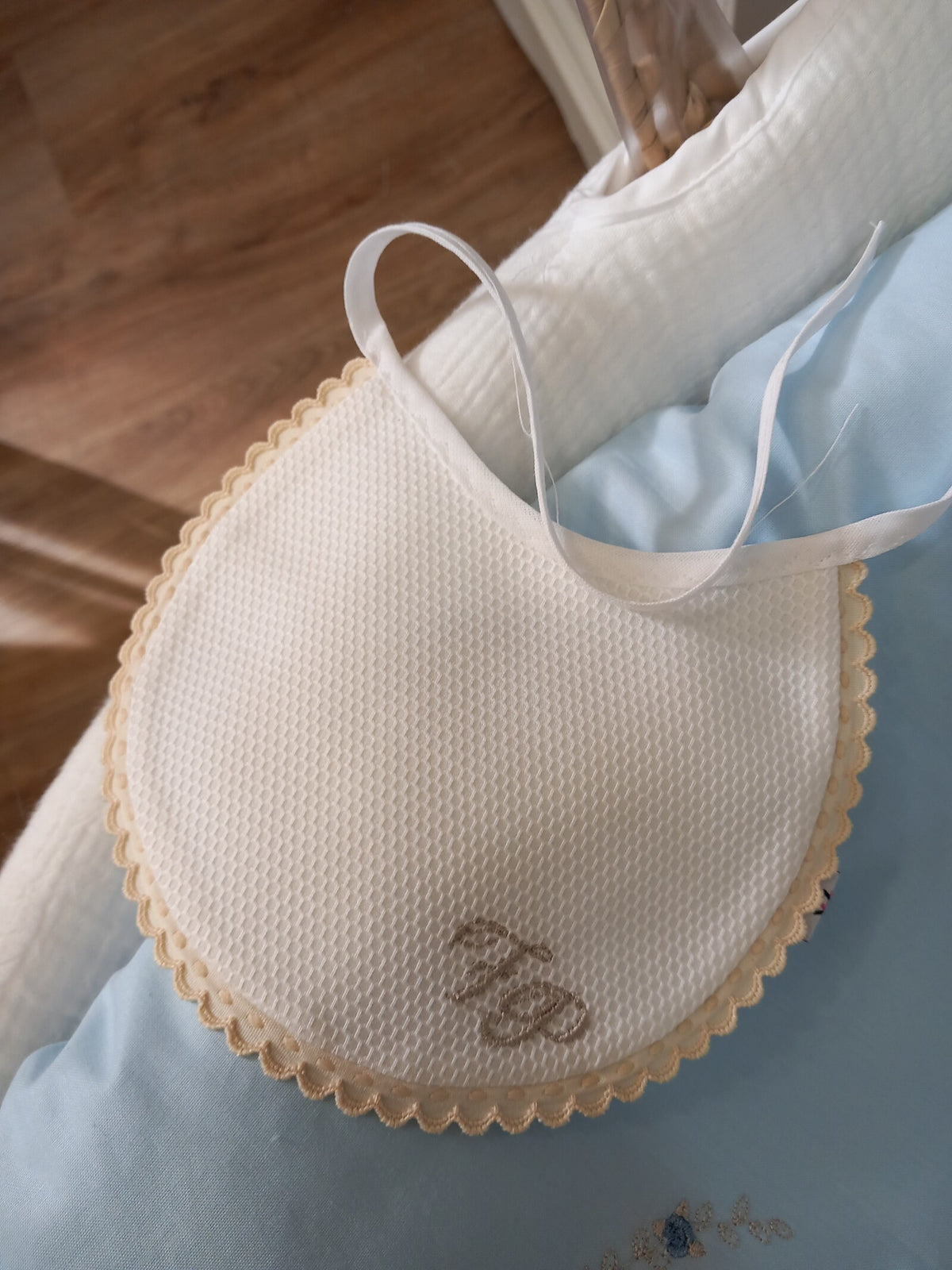 Bavaglino bianco con merlettino margheritina