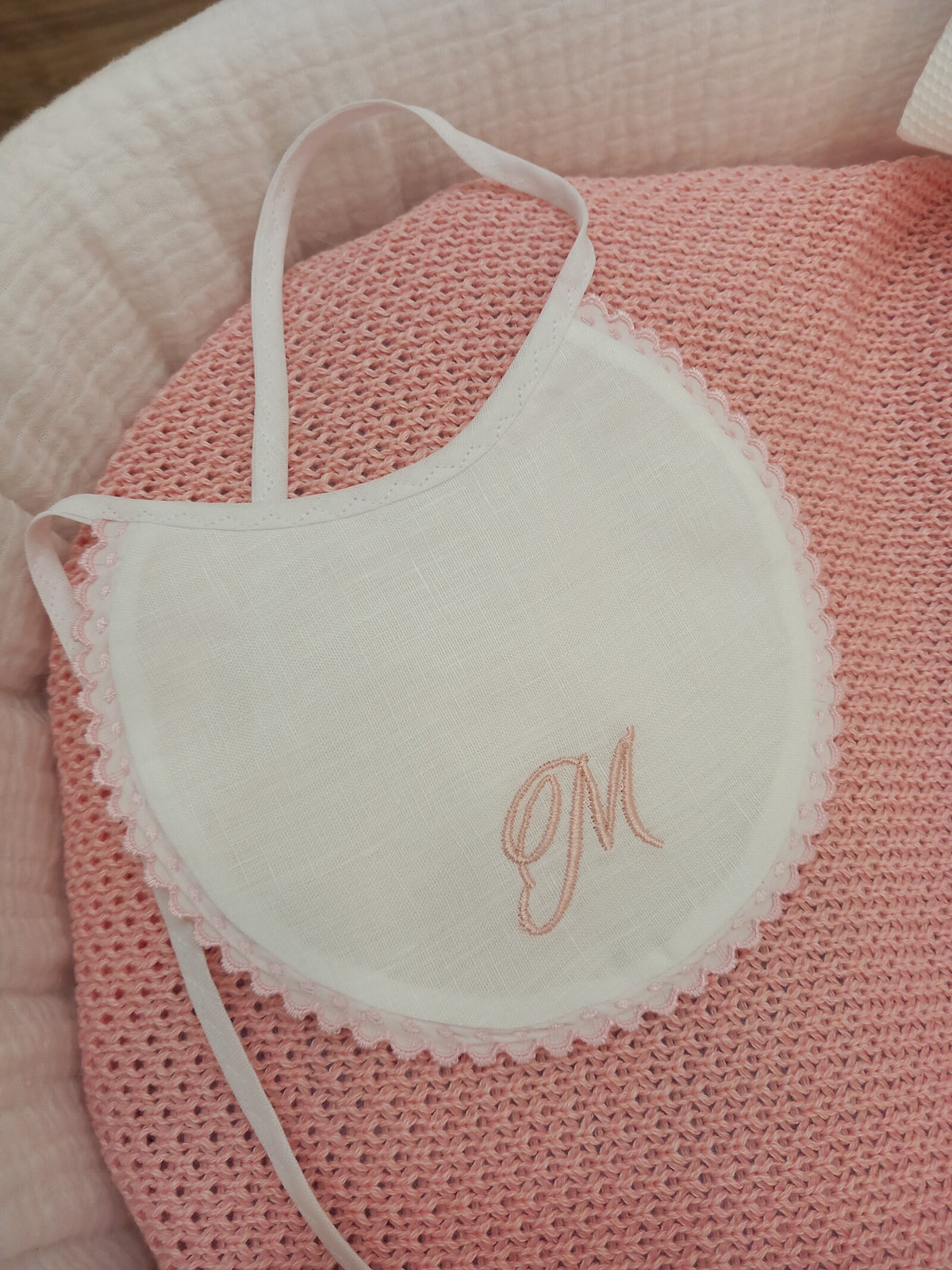 Bavaglino bianco con merlettino margheritina