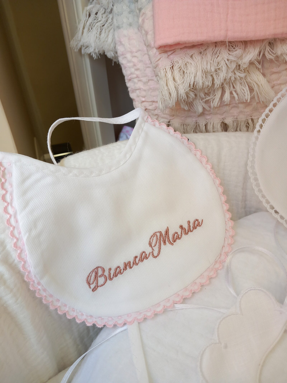 Bavaglino bianco con merlettino margheritina