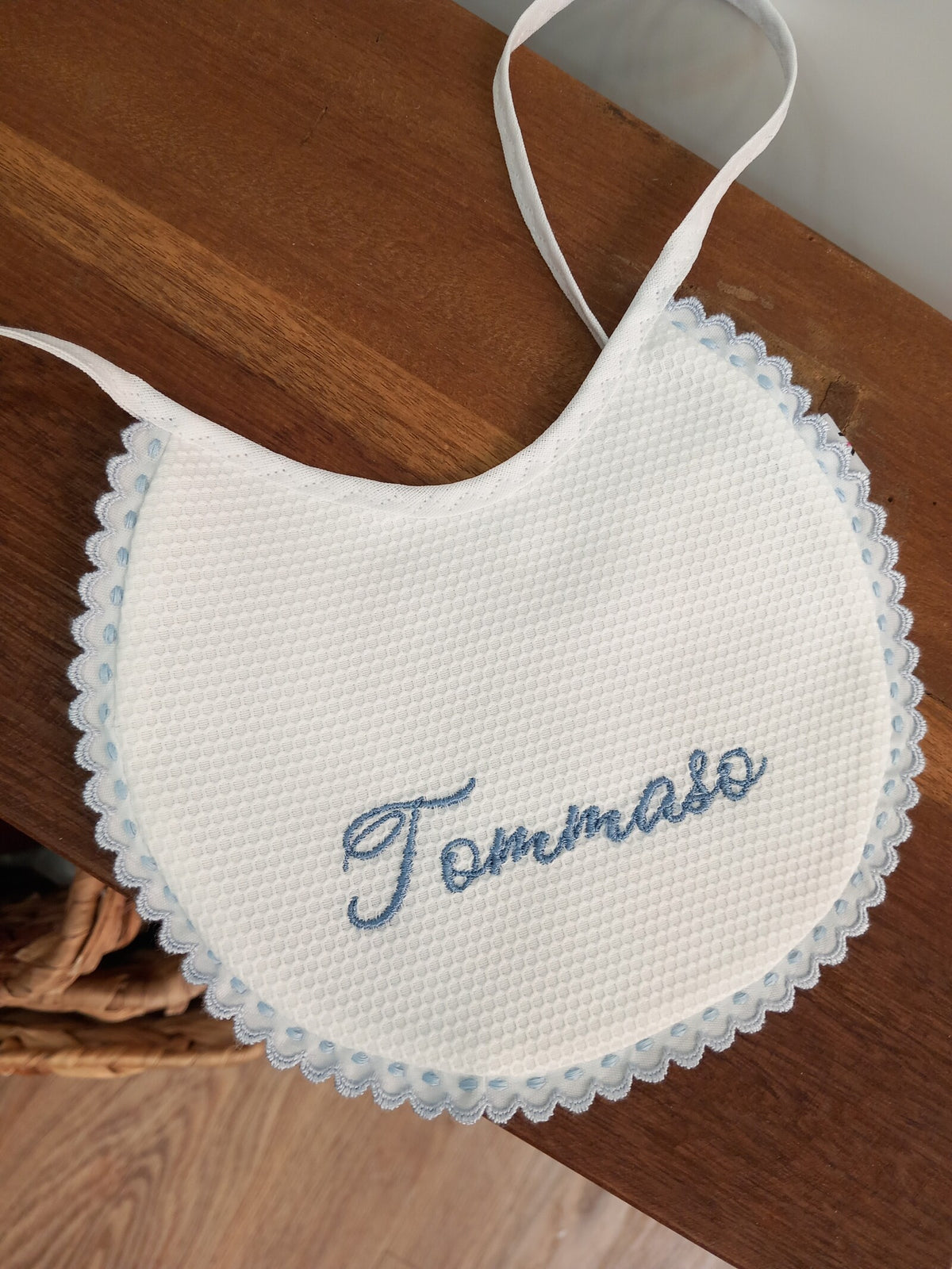 Bavaglino bianco con merlettino margheritina