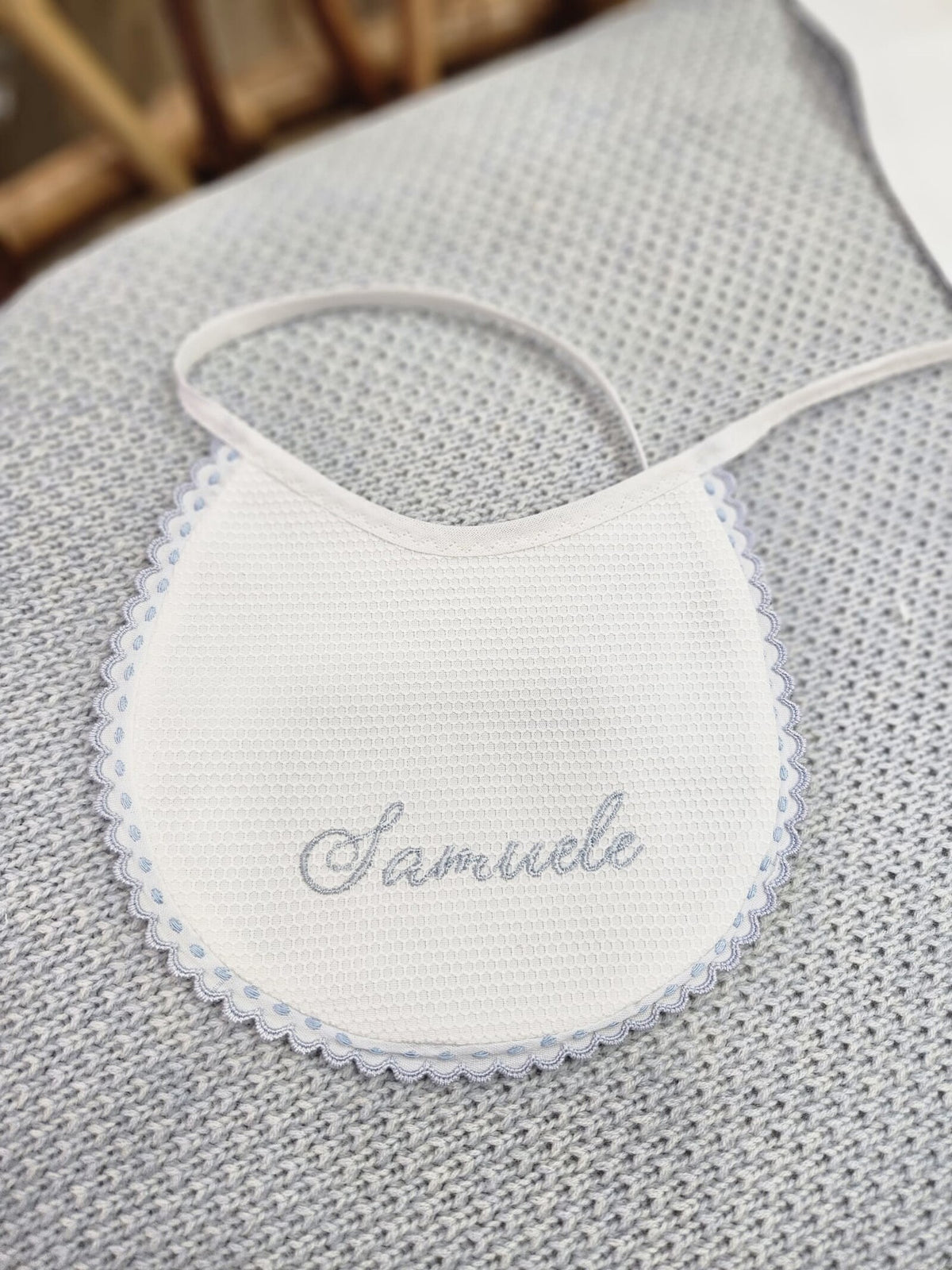 Bavaglino bianco con merlettino margheritina