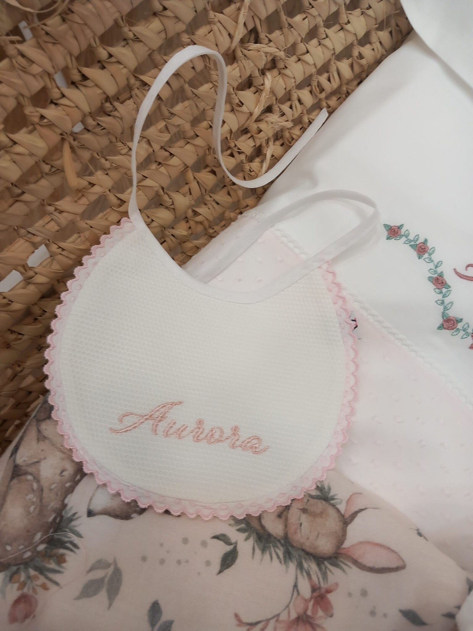 Bavaglino bianco con merlettino margheritina