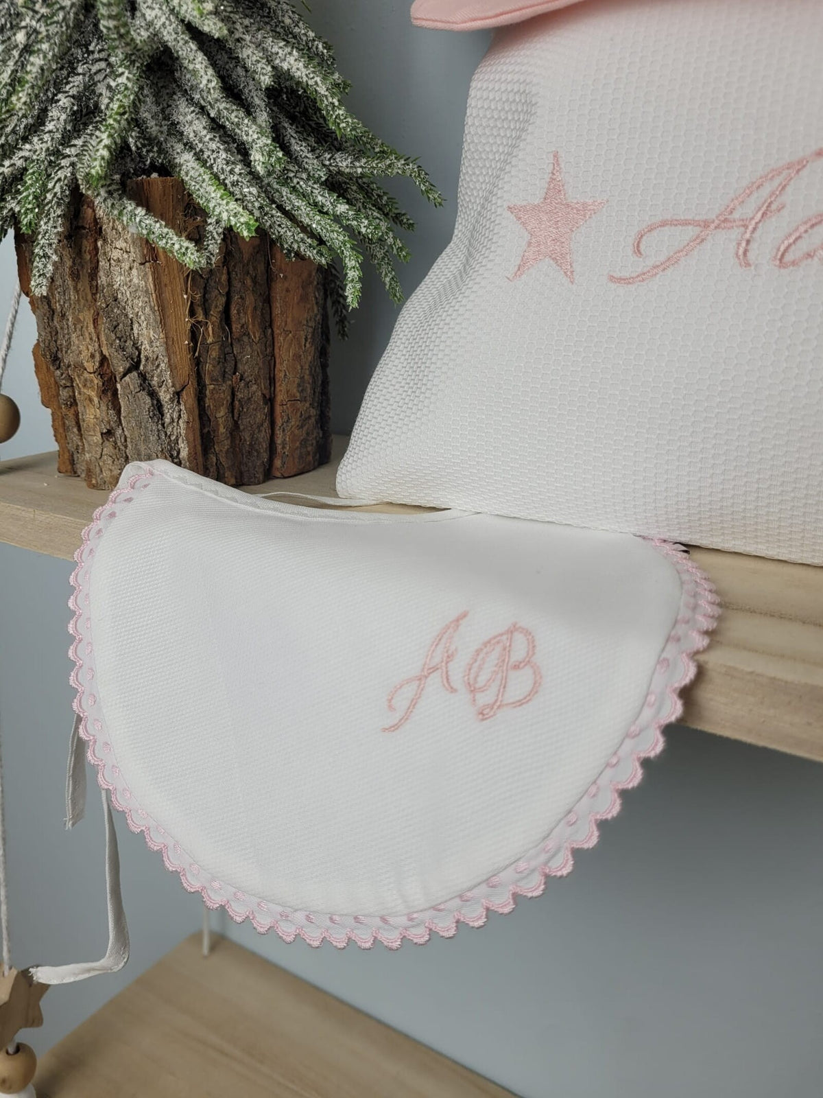 Bavaglino bianco con merlettino margheritina