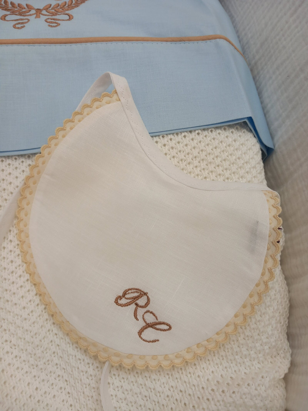 Bavaglino bianco con merlettino margheritina