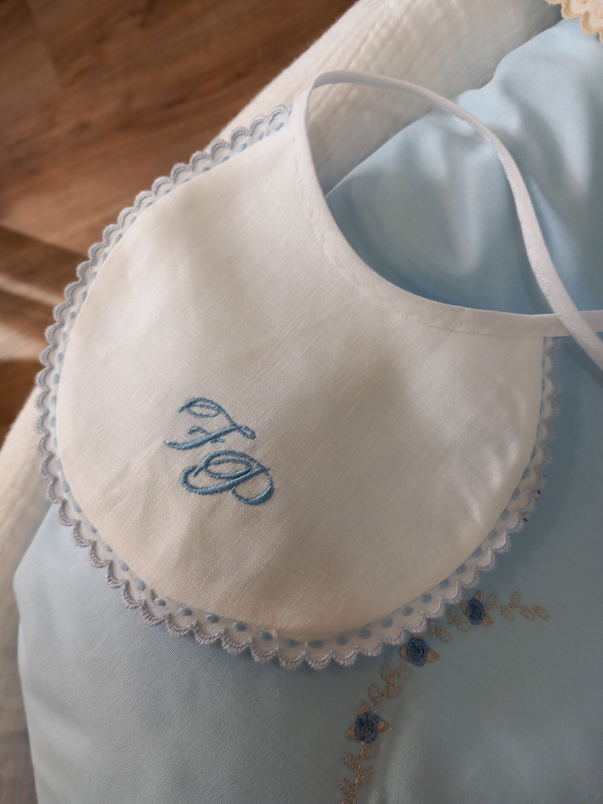 Bavaglino bianco con merlettino margheritina