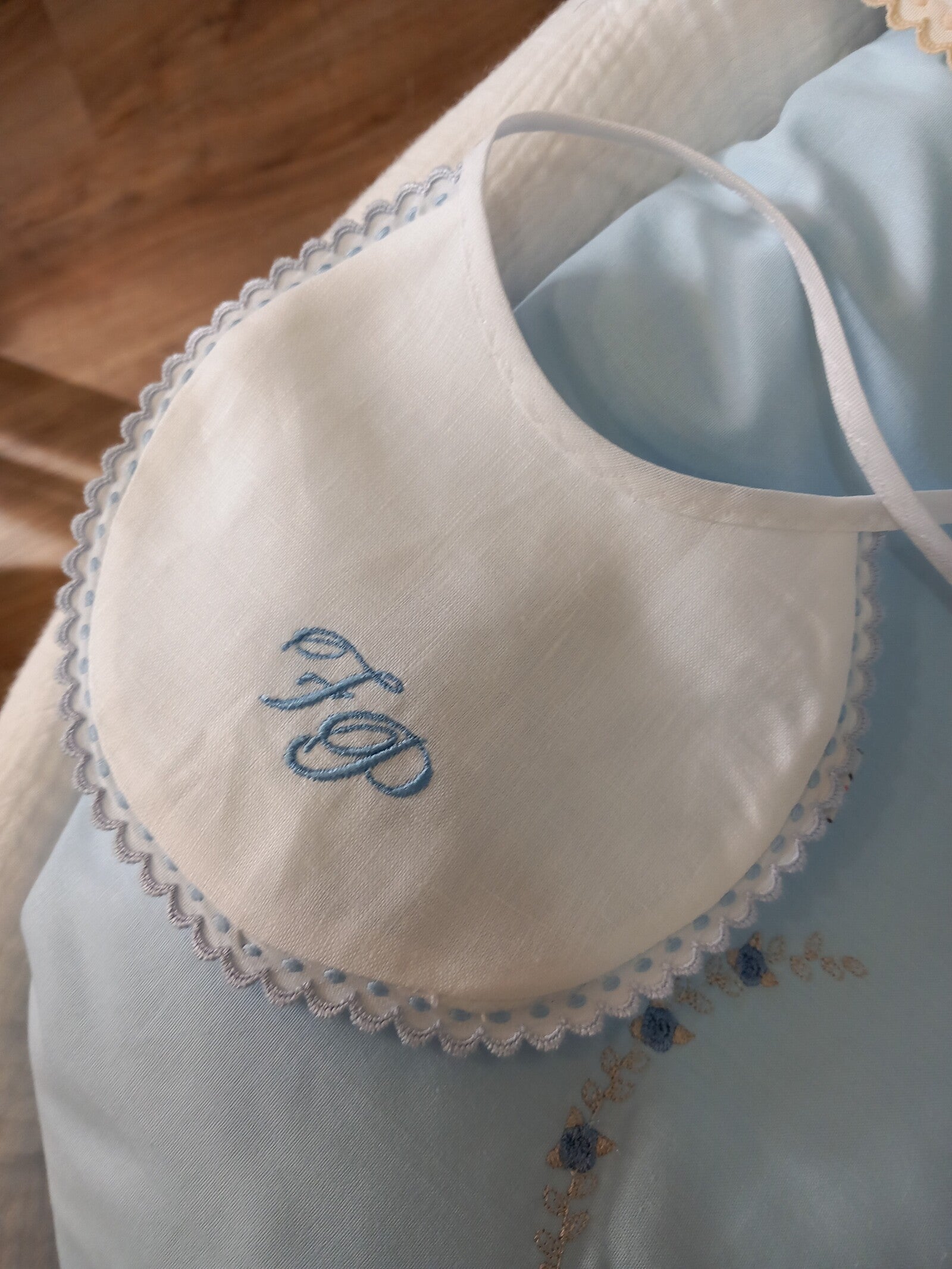 Bavaglino bianco con merlettino margheritina